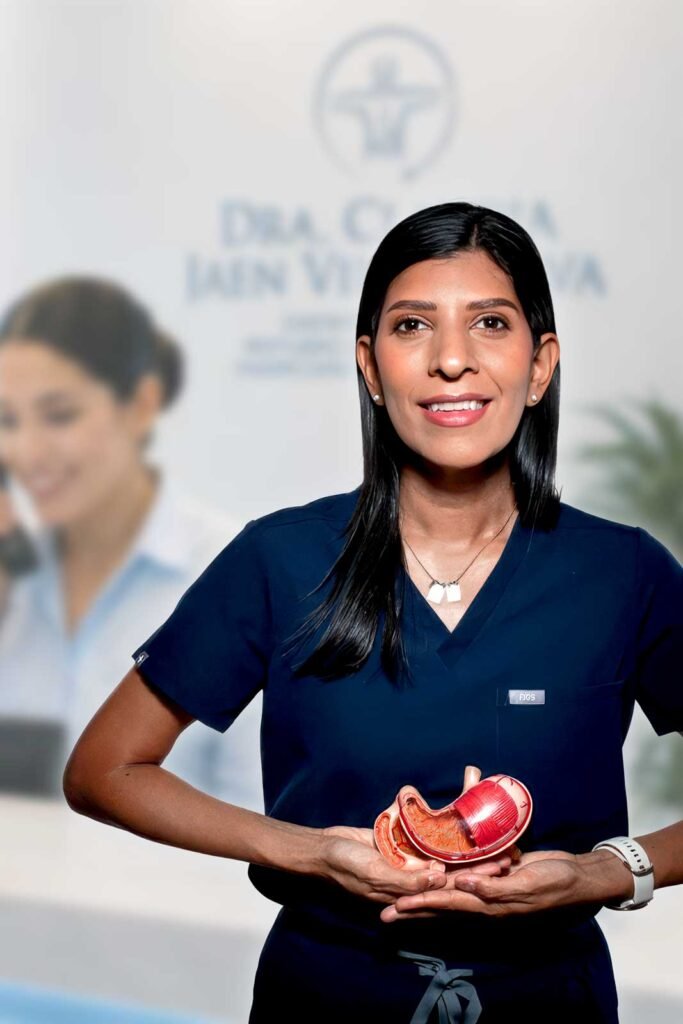 Dra. Claudia Patricia Jaen Villanueva, especialista en gastroenterología con alta especialidad en trastornos del eje cerebro–intestino–microbiota y formación en endoscopia gastrointestinal.