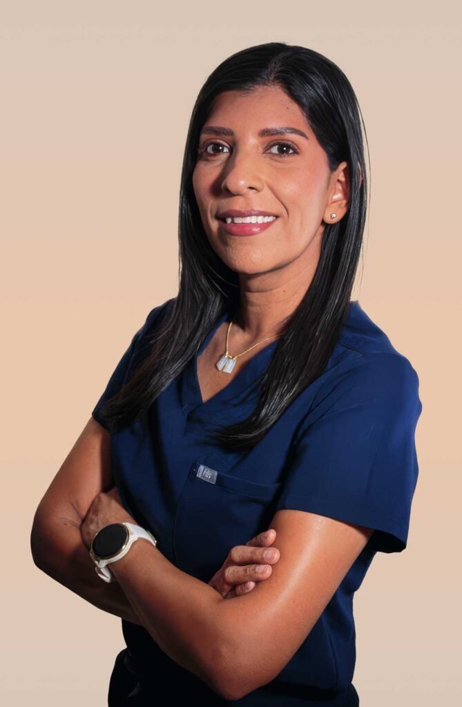 Dra. Claudia Patricia Jaen Villanueva, especialista en gastroenterología con alta especialidad en trastornos del eje cerebro–intestino–microbiota y formación en endoscopia gastrointestinal.