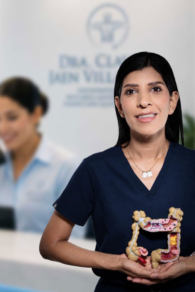 Dra. Claudia Patricia Jaen Villanueva, especialista en gastroenterología con alta especialidad en trastornos del eje cerebro–intestino–microbiota y formación en endoscopia gastrointestinal.