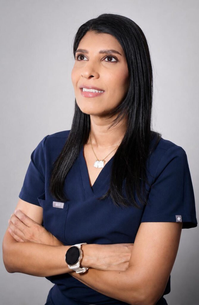 Dra. Claudia Patricia Jaen Villanueva, especialista en gastroenterología con alta especialidad en trastornos del eje cerebro–intestino–microbiota y formación en endoscopia gastrointestinal.